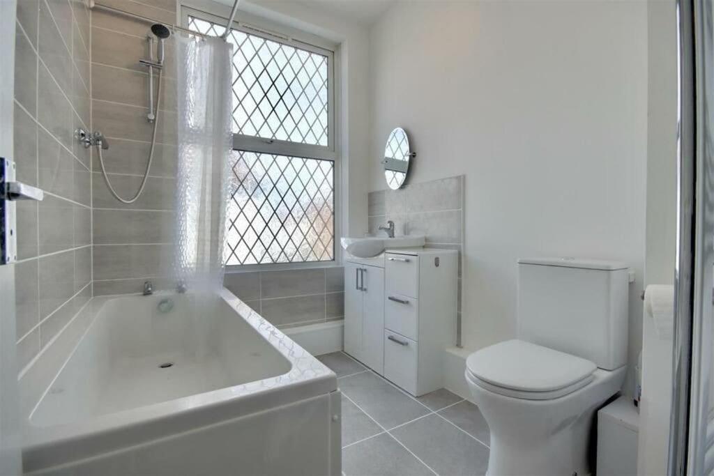Improved Private House In Central Location Portsmouth Bagian luar foto