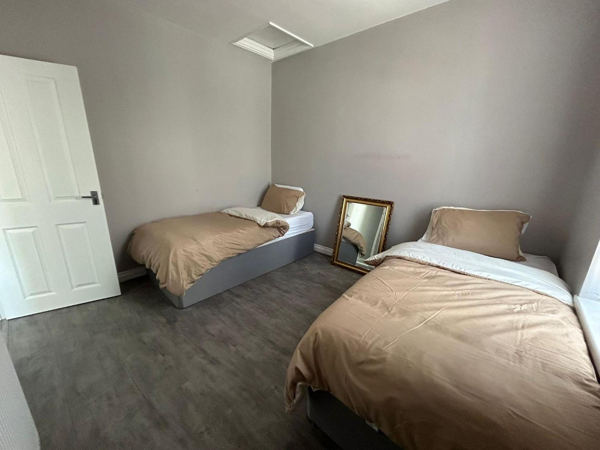 Improved Private House In Central Location Portsmouth Bagian luar foto